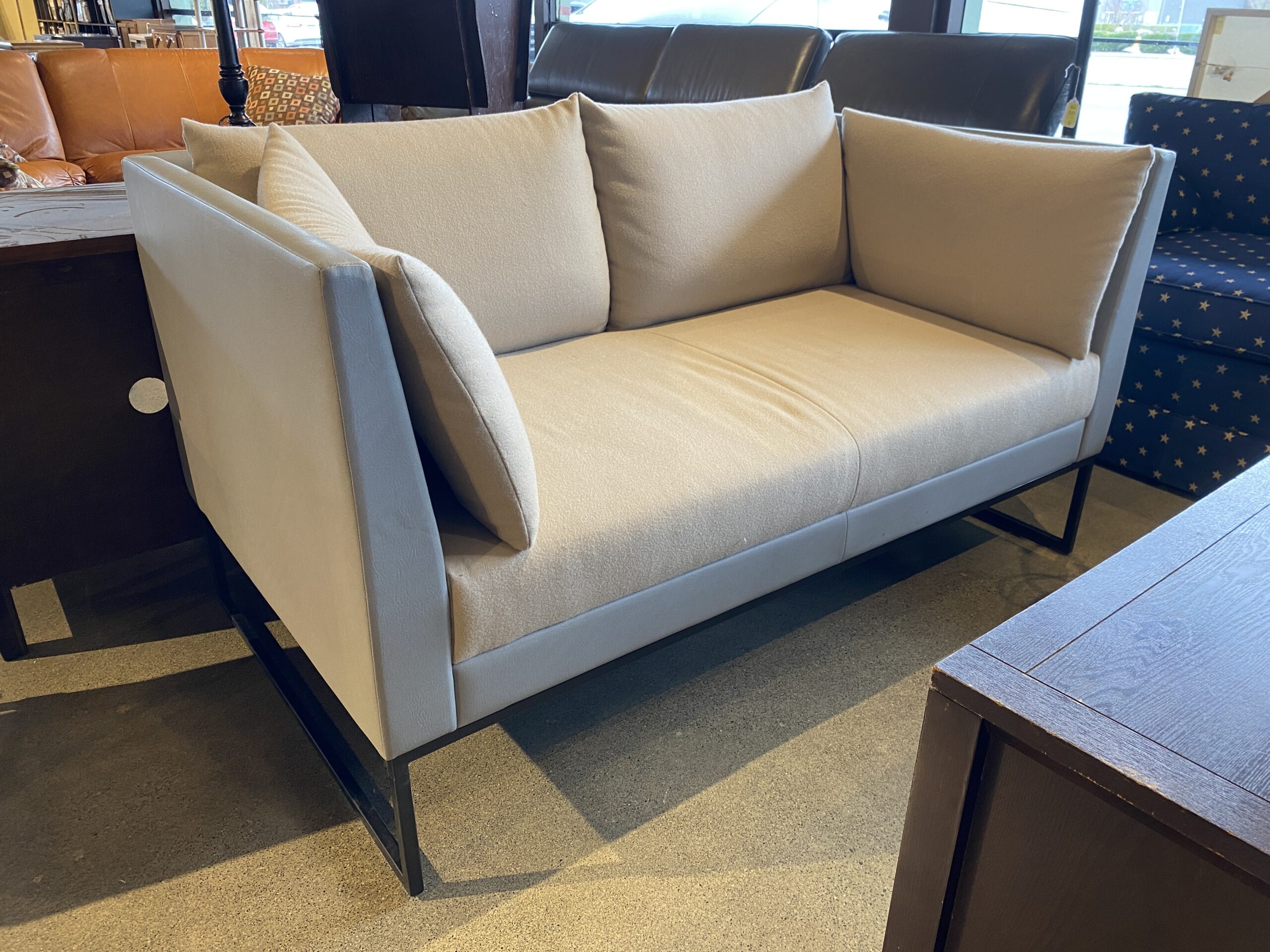 GUNLOCKE Calm Loveseat in Grey & Cream