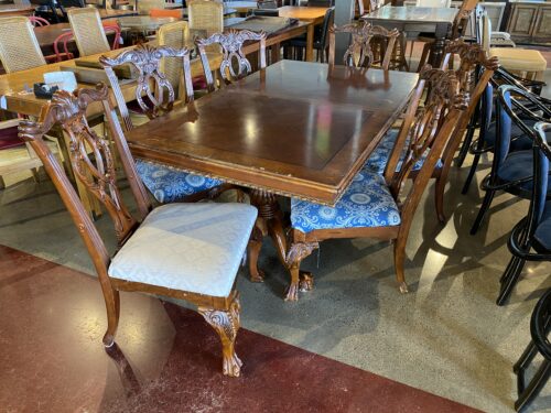 Clawfoot Table with 6 Chairs