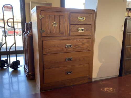 YOUNG HINKLE Ice Box Style 5-Drawer Dresser