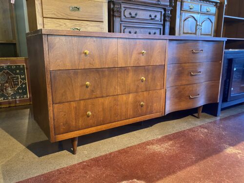 BASSETT Vintage 6-Drawer Curvilinear Doublewide Dresser