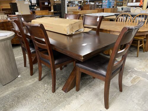 HILLSDALE FURNITURE  Dining Set w/ 6 Chairs & 2 New Leaves