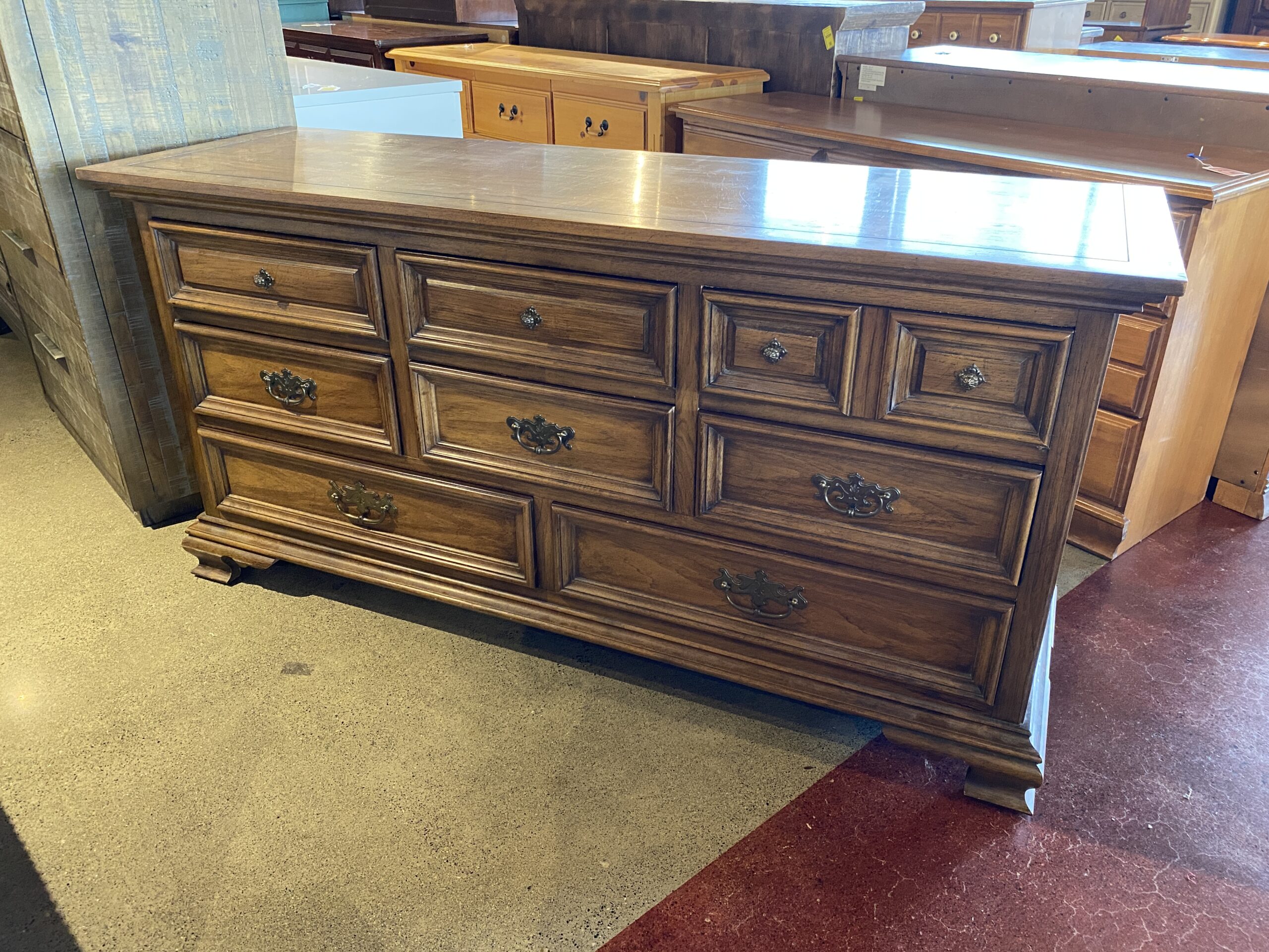 THOMASVILLE Eight Drawer Dresser with Small Dividing Compartment