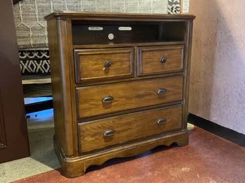ASHLEY Mannus Oak Venner Media Dresser