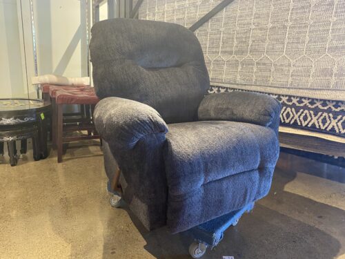STRATOLOUNGER Hudson Manual Swiveling Rocker Recliner