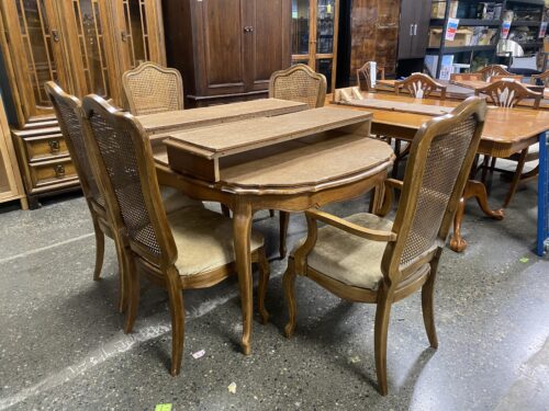 Dinning Room Table w/ 5 Chairs