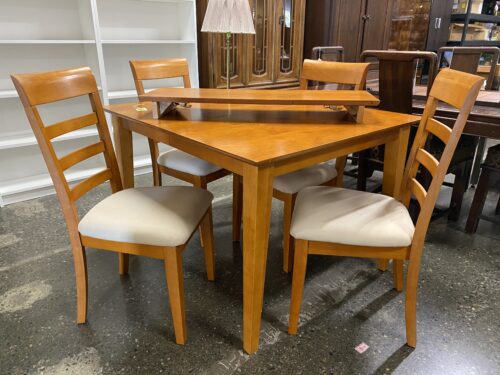 BASSETT Wooden Dining Set w/ 4 Chairs & Leaf