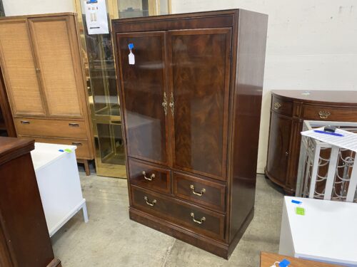 Solid Wood Lacquered Finish TV Cabinet