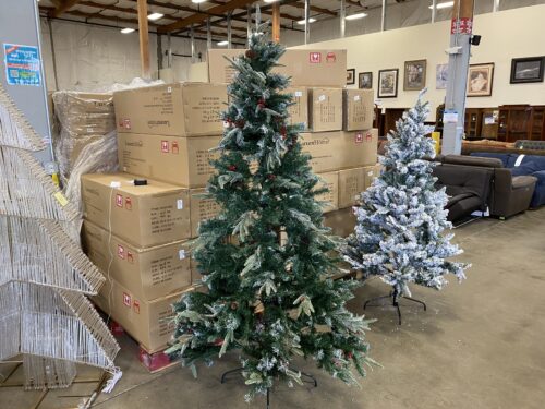 NEW! LuxenHome 6.89-ft Pine Pre-lit Green Artificial Christmas Tree with White LED Lights (Southcenter)