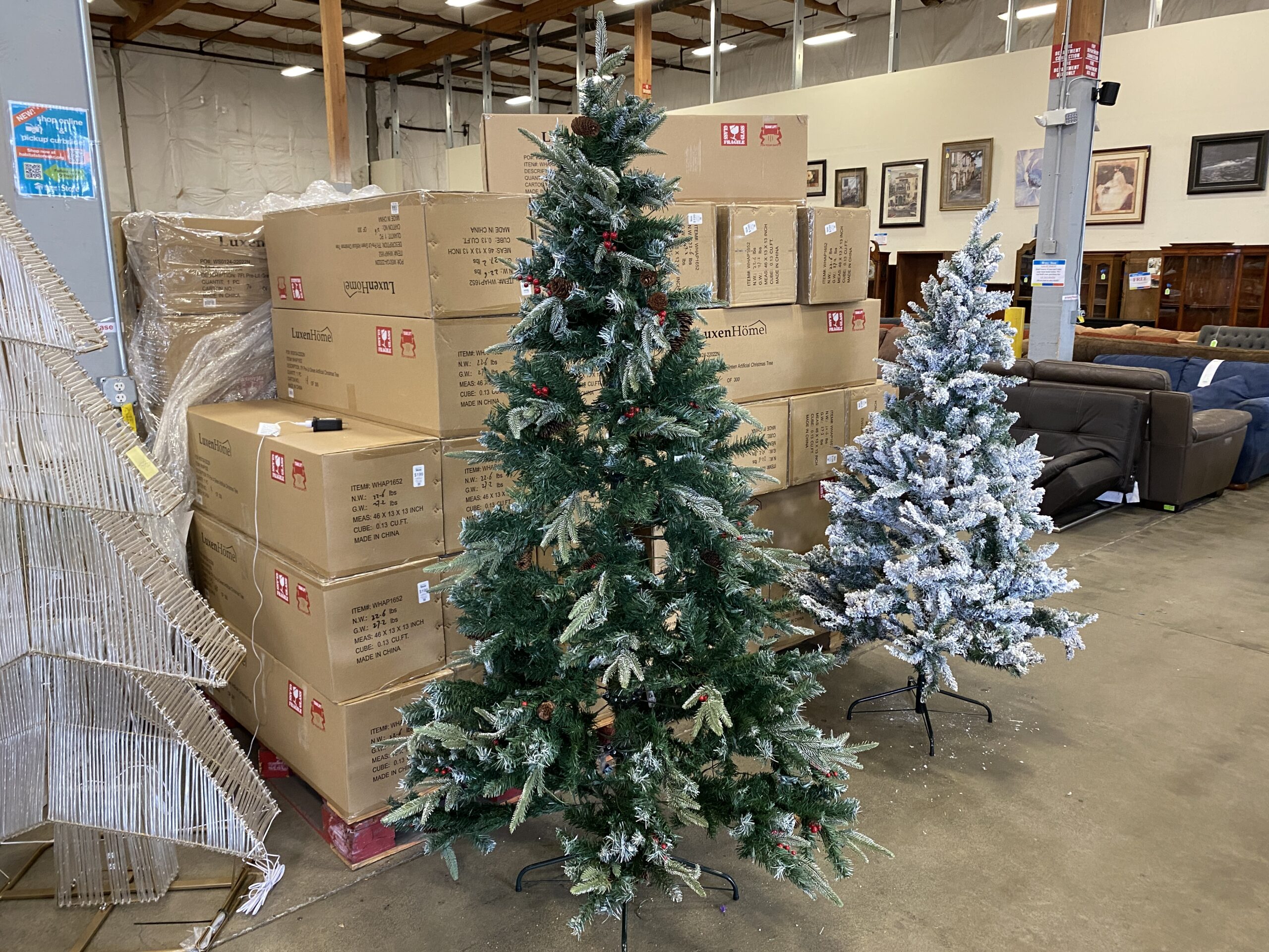 NEW! LuxenHome 6.89-ft Pine Pre-lit Green Artificial Christmas Tree with White LED Lights (Southcenter)