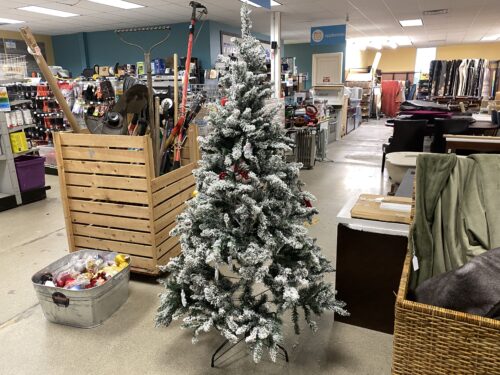 NEW! LuxenHome 6-ft Fraser Fir Flocked Artificial Christmas Tree (Bellevue)