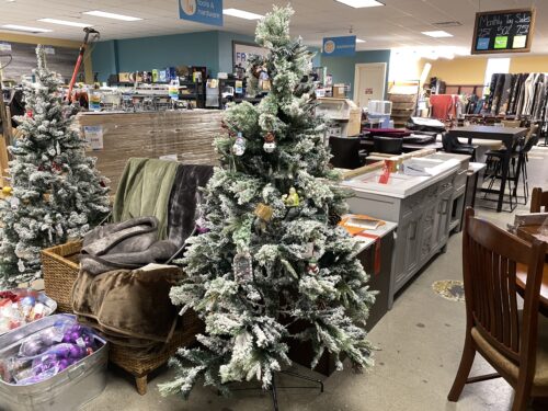 NEW! LuxenHome 6ft Pine Flocked Artificial Christmas Tree (Bellevue)