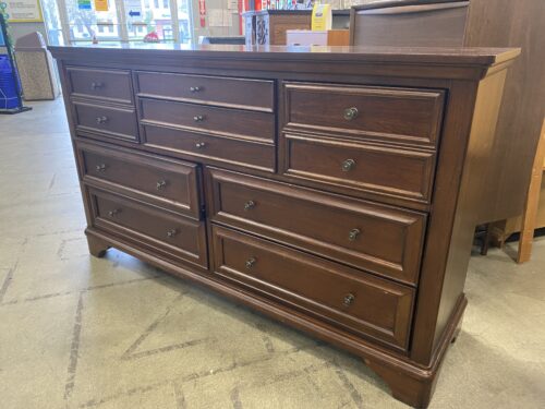 UNIVERSAL FURNITURE  Red Mahogany Finished 8 Cedar Lined Drawer Dresser