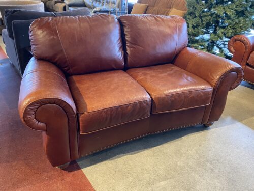 DISTINCTIVE DESIGNS Leather Loveseat in Red-Brown