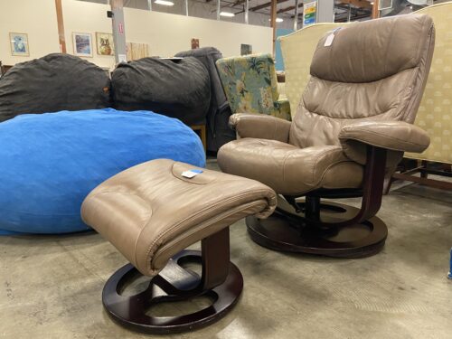 BARCALOUNGER Mocha Brown Leather Stress Free Lounge Chair with Ottoman