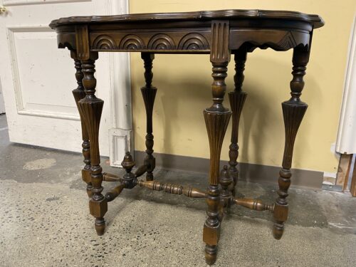 Vintage Colonial Scalloped Top Accent Table w/ Carved Legs