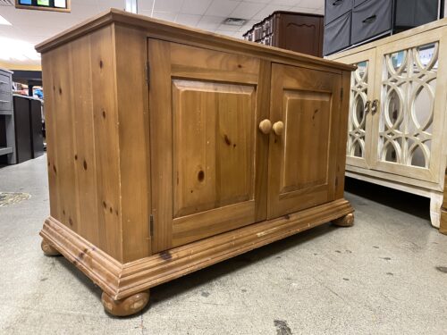 BROYHILL Rustic TV Stand
