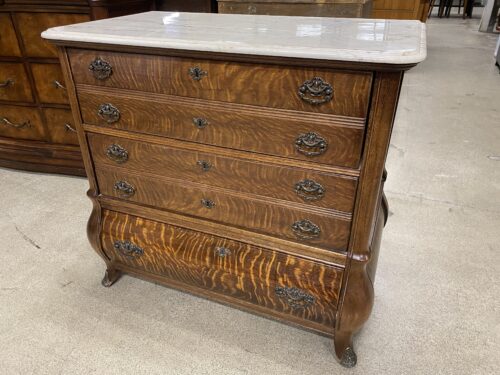 PULASKI FURNITURE CORPORATION Tiger Oak 3-Drawer Bachelor Chest