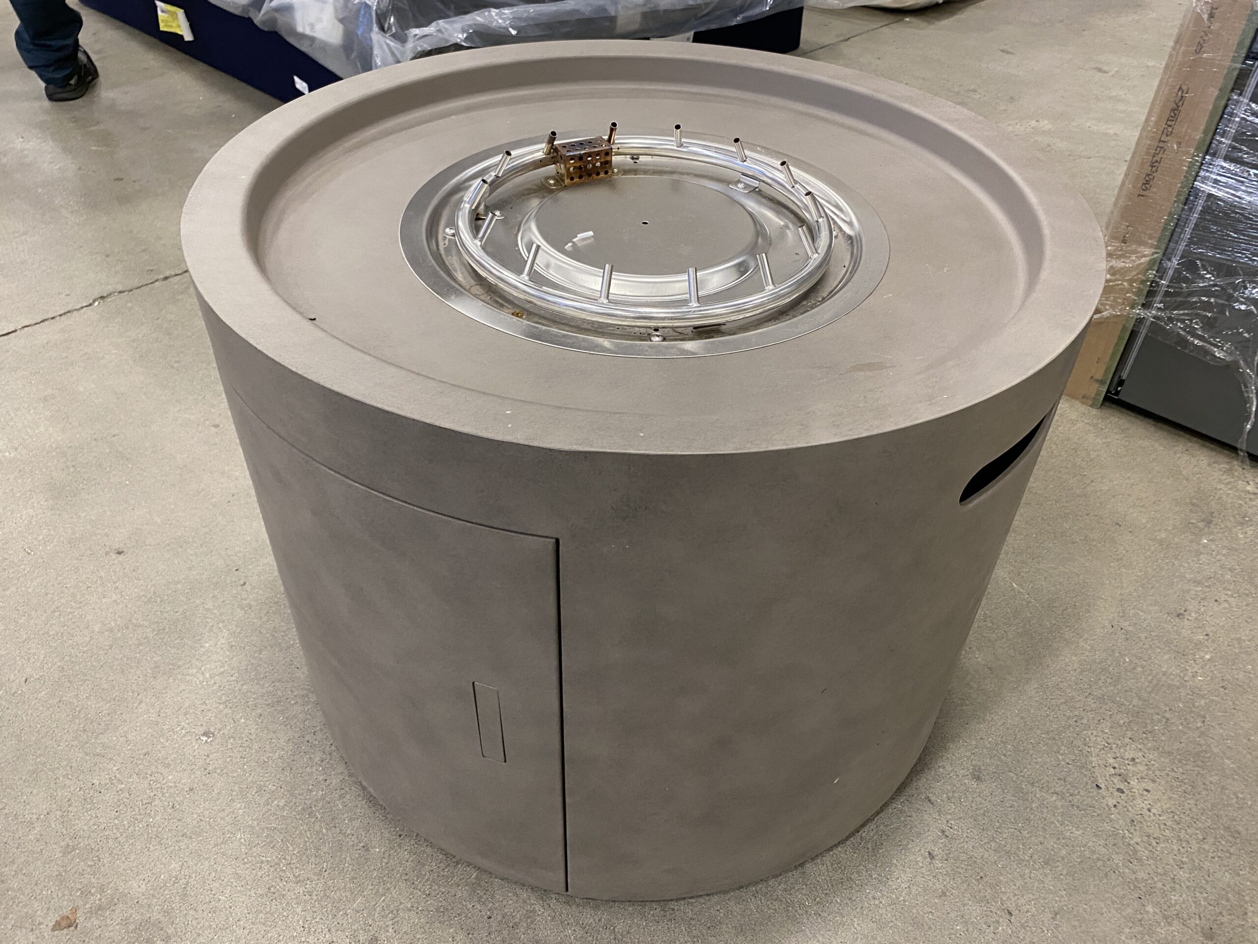 GHP GROUP INC Round Outdoor Grey Metal Fire Pit Table with Decorative Rocks