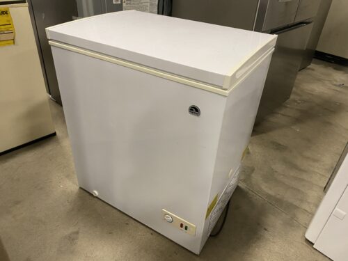 IGLOO Free Standing 5.1 Cu. Ft. Chest Freezer  Model #FRF520