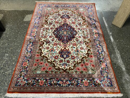 Red Floral Pattern 4.5'x6.5' Area Rug