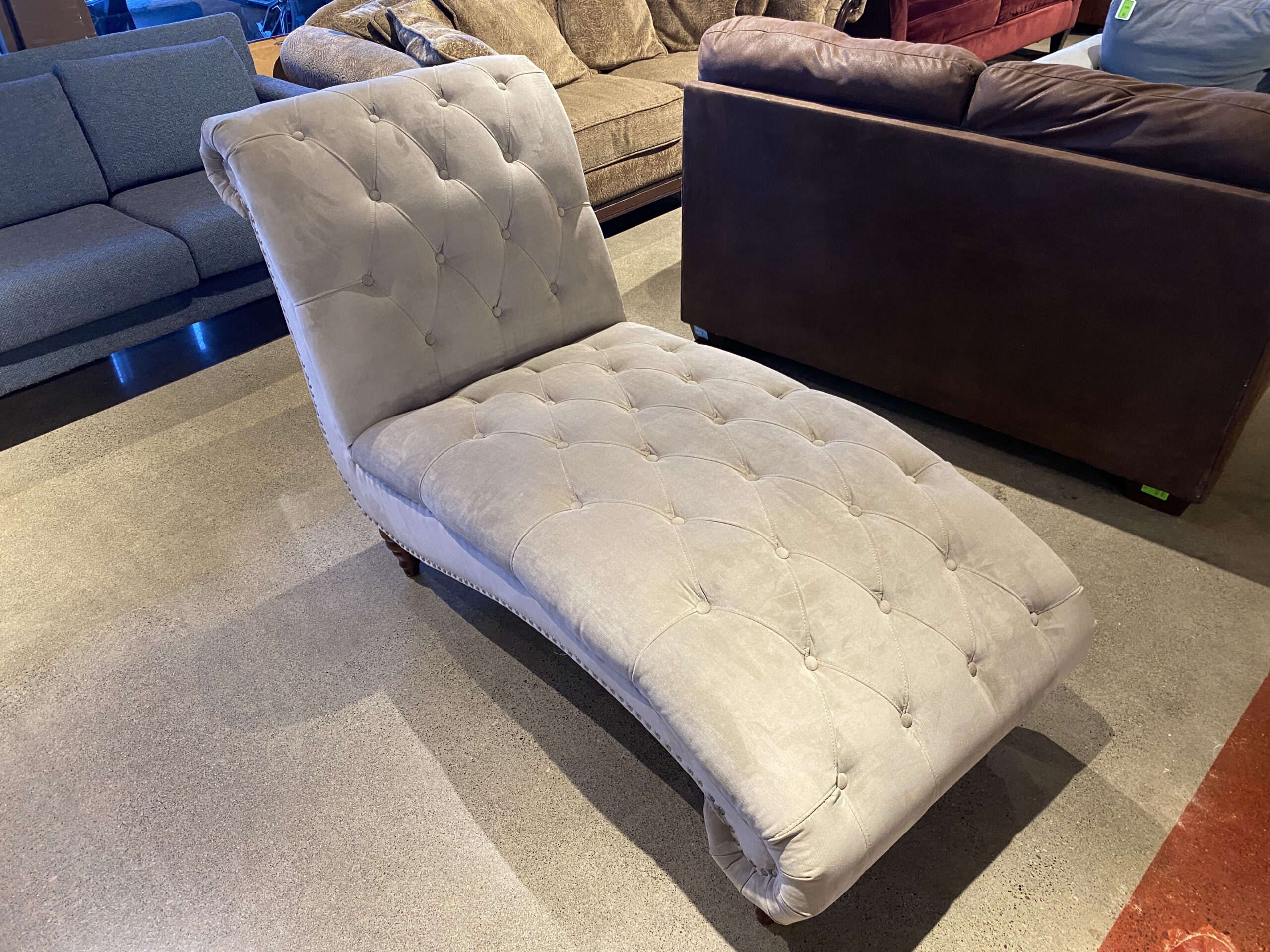 White Tufted Chaise Lounge Chair With Egonomic S Shape