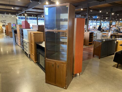 BROYHILL Display Cabinet with Upper Glass Doors