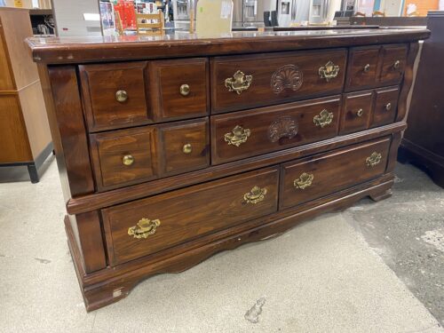 VAUGHAN OF VIRGINIA Mahogany Finish Carved 8-Drawer Low Dresser