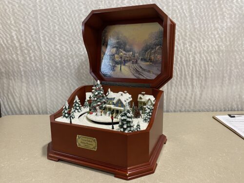 ARDLEIGH ELLIOT Thomas Kinkade "Holiday Memories" Collectible Music Box #B2250 (Power Cord Not Included)
