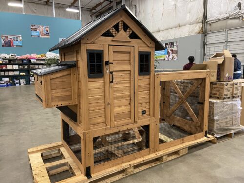 BACKYARD DISCOVERY Sweetwater Cedar Chicken Coop with Nesting Box