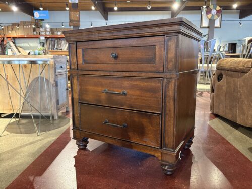 UNIVERSAL FURNITURE Sturdy Three Drawer Nightstand