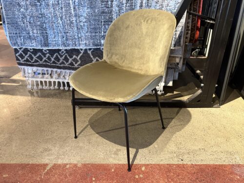 BLUEGROUND Green Velvet Beetle Chair