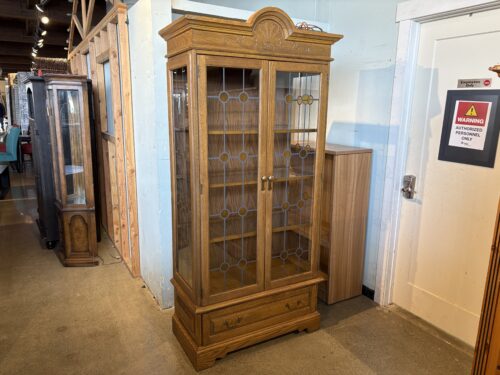 BASSETT Vintage Illuminated 3-Shelf Glass Curio Cabinet