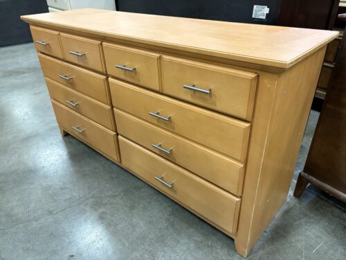 KLAUSSER Modern 8 Drawer Maple Dresser with Sleek Metal Pulls
