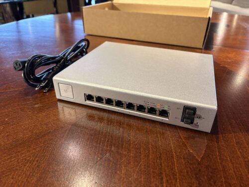 UBIQUITI 8-Port PoE Switch with a Fanless Cooling System
