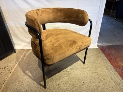 BLUEGROUND Brown Modern Velvet Barrel Chair