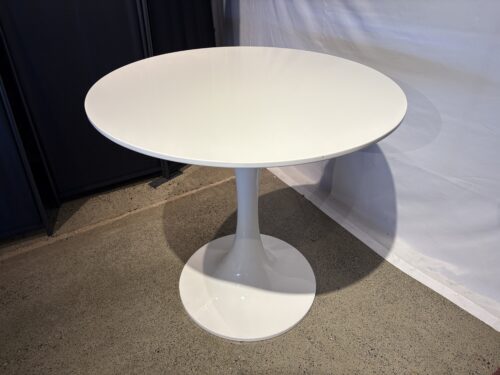 BLUEGROUND 31.5" Sturdy White Tulip Table