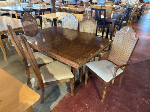 SINGER FURNITURE  Made in USA Star Grain Dining Set