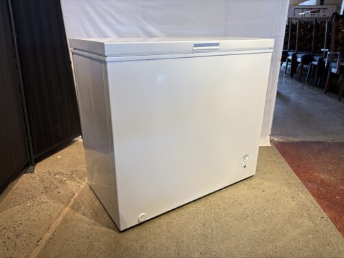 INSIGNIA 7.0 Cu. Ft. Chest Deep Freezer - White Model #NS-CZ70WH6