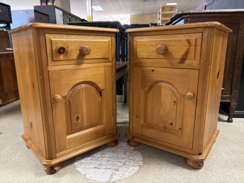 Natural Finish Traditional Closed Nightstand w/ Cabinet Door (Set of 2)