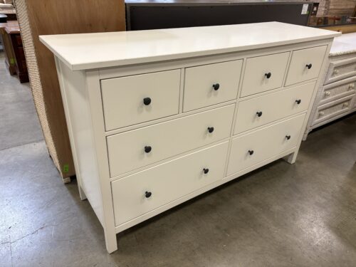 Modern Farmhouse Style 8 Drawer Dresser with Sleek Matte Knob Pulls
