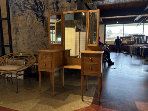 Vintage Tri-Fold Mirror Solid Wood Vanity