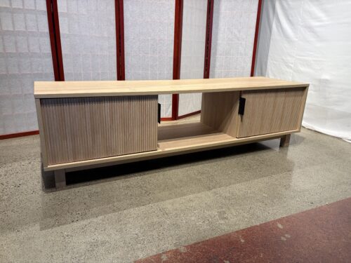 58" 2-Door Wood TV Stand with Reeded Front in Oak