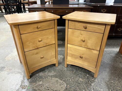Natural Wood Finish Shaker 3 Drawer Closed Nightstand (Set of 2)