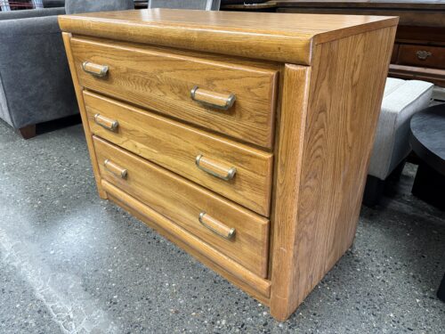 BROYHILL Natural Finish Contemporary 3-Drawer Bachelor Chest