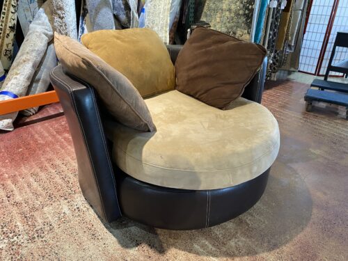 ALBANY INDUSTRIES Oversized Round Swivel Chair in Tan and Black
