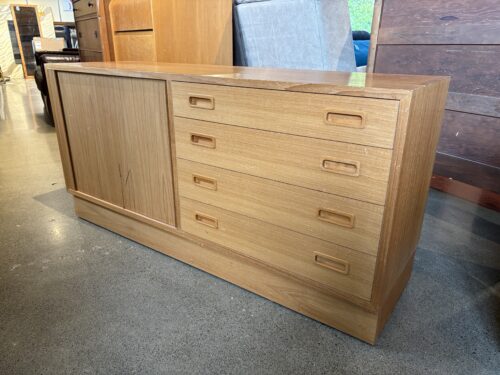 HUNDEVAD & CO Vintage Mid-Century Modern Danish Teak Sideboard/Credenza with Hutch
