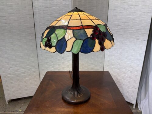 Tiffany-Style Stained Glass Grape Motif Table Lamp
