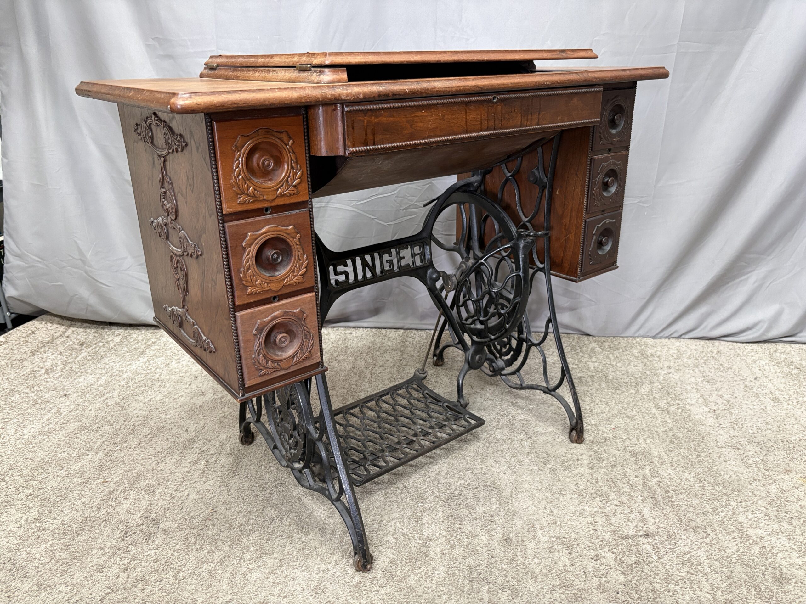 SINGER Antique 7-Drawer Oranately Carved Machine Table