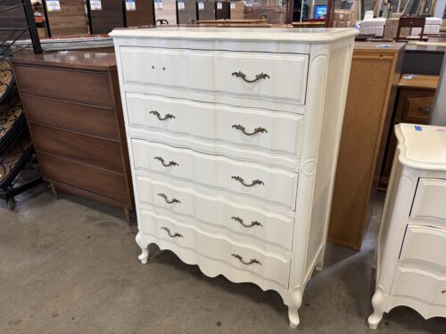 HICKORY MAUNUFACTURING Vintage French Provincial Ivory 5 Drawer Chest Dresser with Decorative Brass Pulls