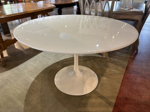 Sturdy White Tulip Table with High Gloss Finish